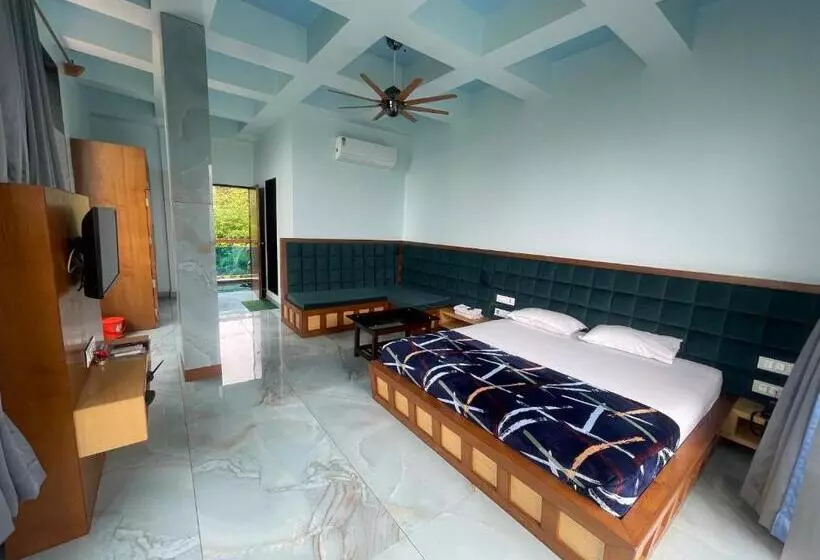 ホテル Natural Resort Panhala