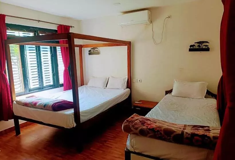هتل Tharu Lodge