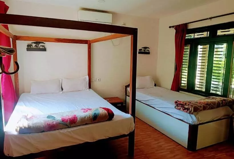 هتل Tharu Lodge