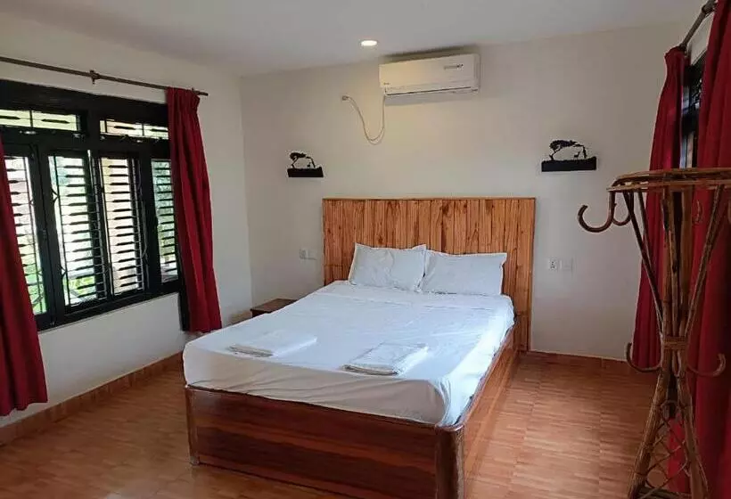 هتل Tharu Lodge