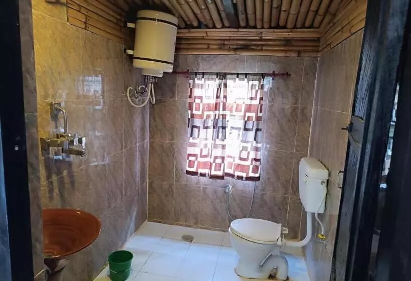 هتل Tharu Lodge
