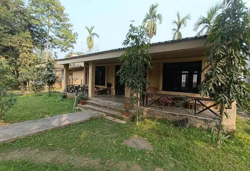 هتل Tharu Lodge