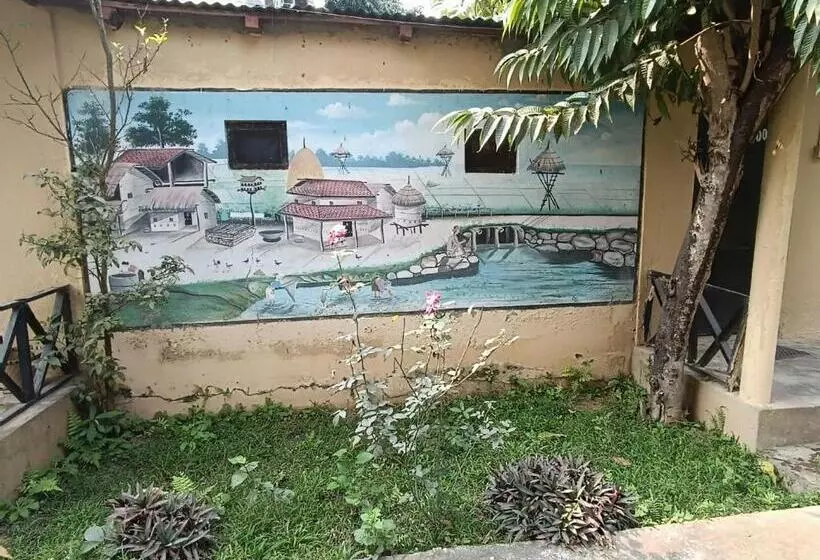 هتل Tharu Lodge