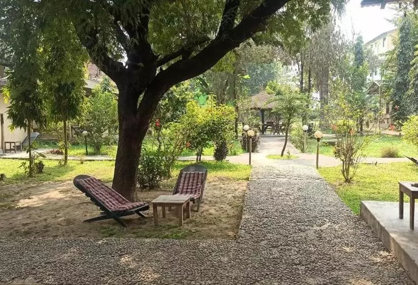 هتل Tharu Lodge