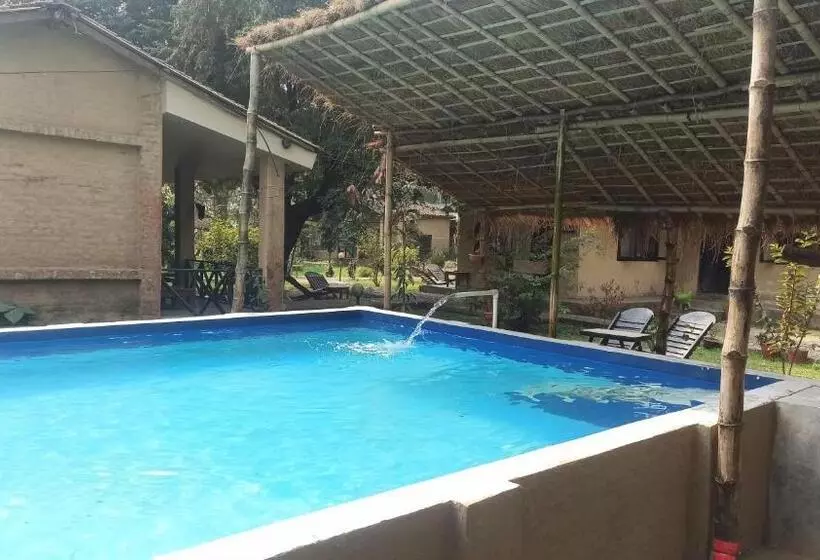 هتل Tharu Lodge
