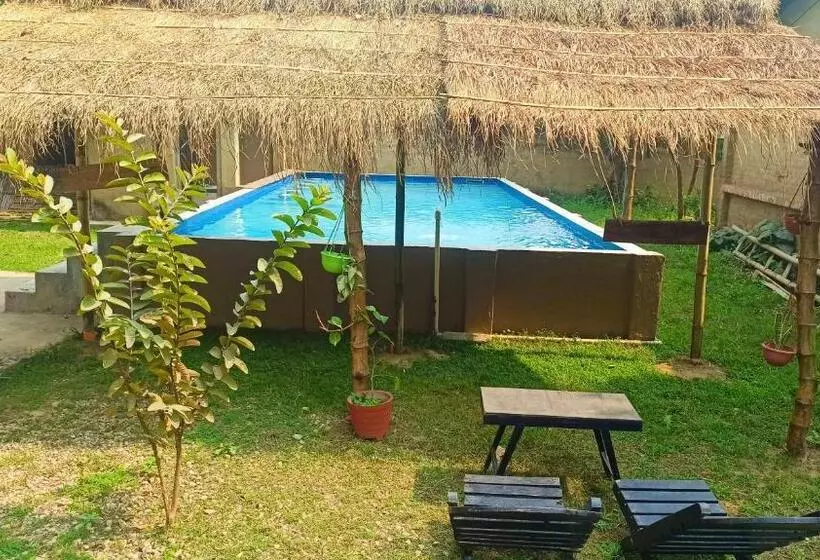 هتل Tharu Lodge