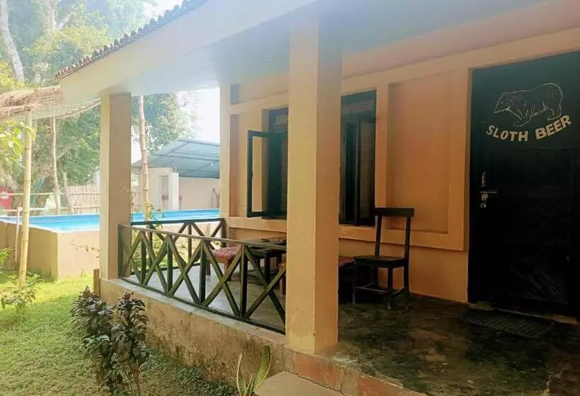 هتل Tharu Lodge