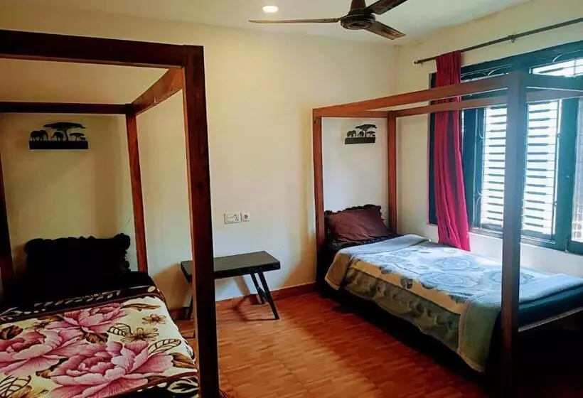 هتل Tharu Lodge