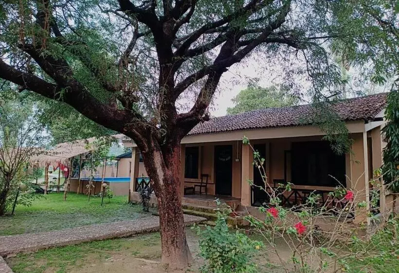 هتل Tharu Lodge