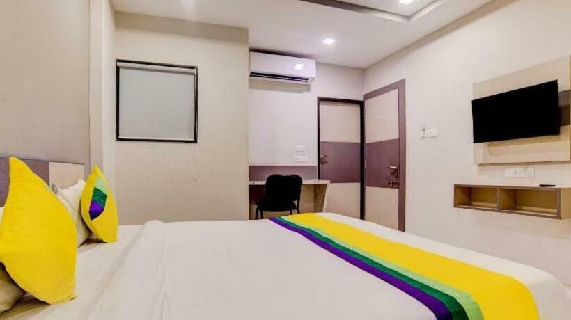 Отель Oyo Royal Paradise