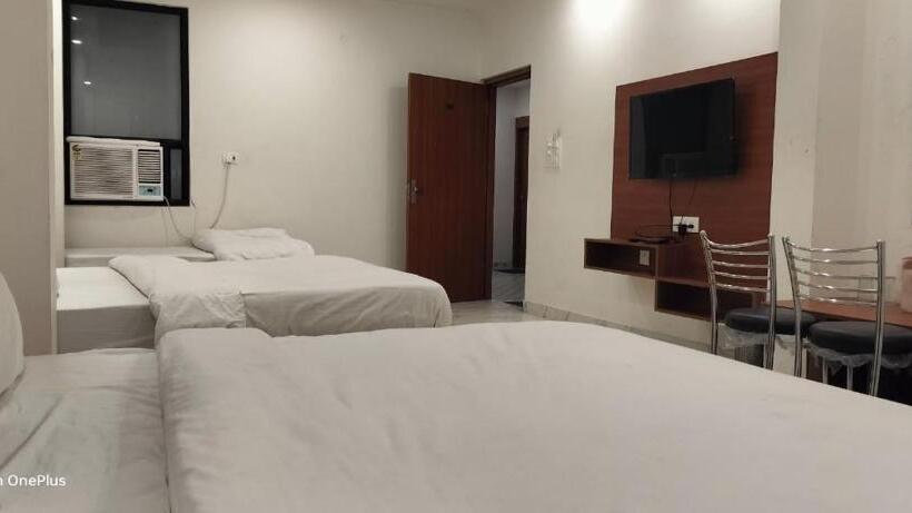 בית מלון כפרי Shrivari Kaushik Palace