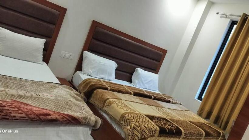 בית מלון כפרי Shrivari Kaushik Palace