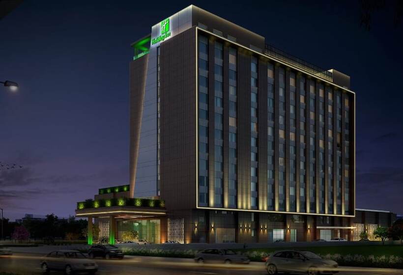 בית מלון כפרי Holiday Inn Lucknow Airport, An Ihg