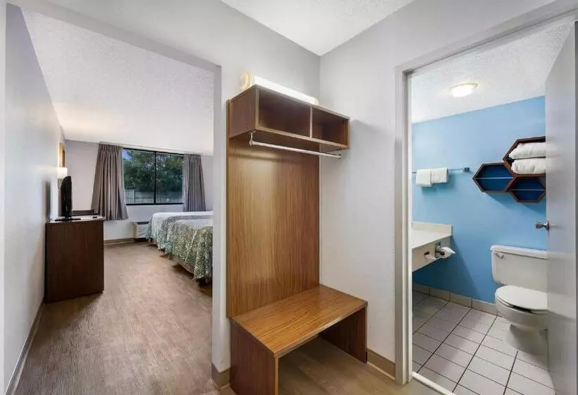 Hotelli Hometowne Studios By Red Roof Painted Post