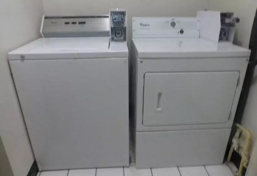 Hotelli Hometowne Studios By Red Roof Painted Post