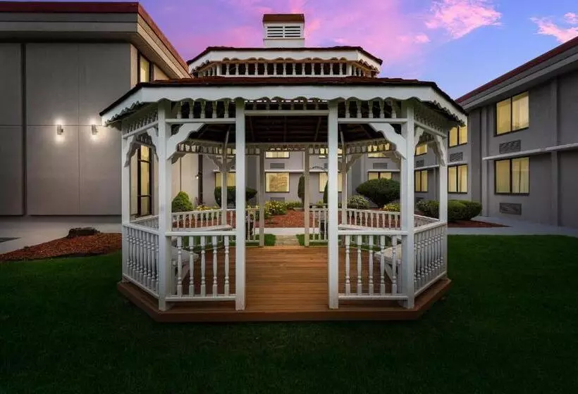 Hotelli Hometowne Studios By Red Roof Painted Post