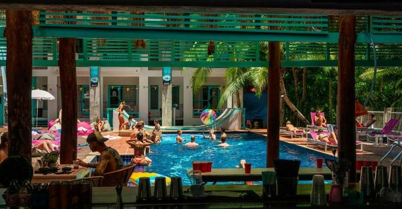 فندق صغير Nomads Ao Nang