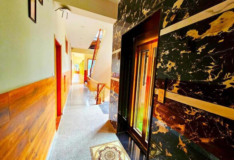 Отель Marina Heights