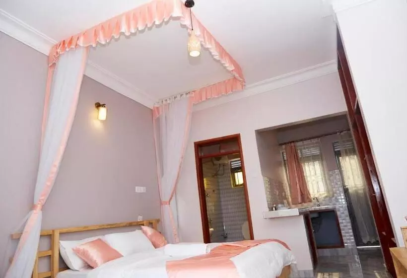 هتل Westway Luxury Suites