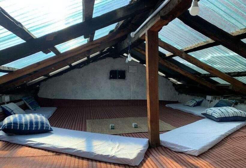 Albergue The Nook 1968 Sainj