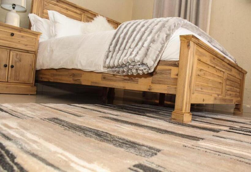 Отель The Bridge Boutique Lodge