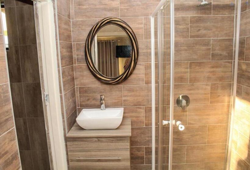 Отель The Bridge Boutique Lodge