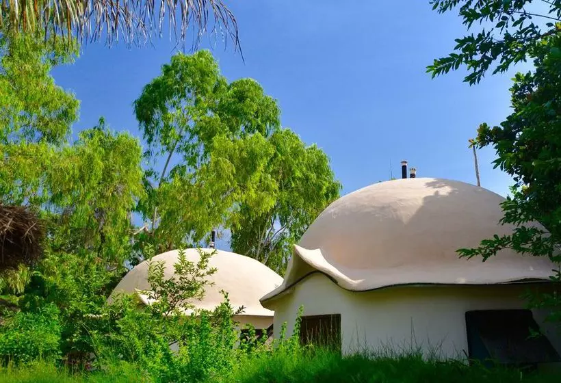 هتل Footsteps Eco Lodge