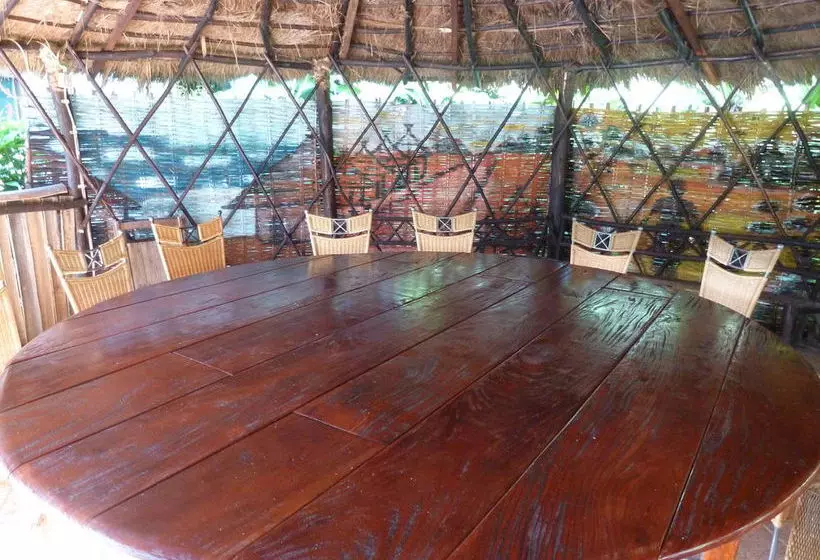 هتل Footsteps Eco Lodge