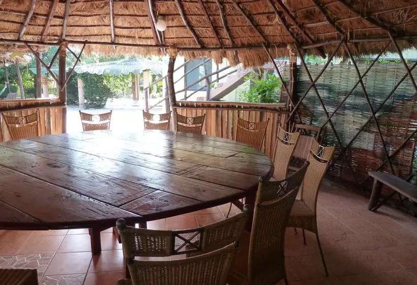 هتل Footsteps Eco Lodge