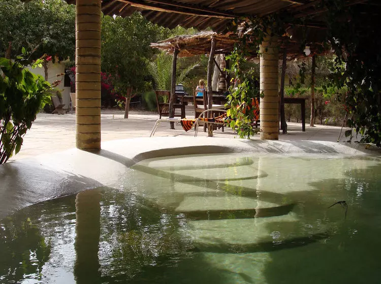 هتل Footsteps Eco Lodge