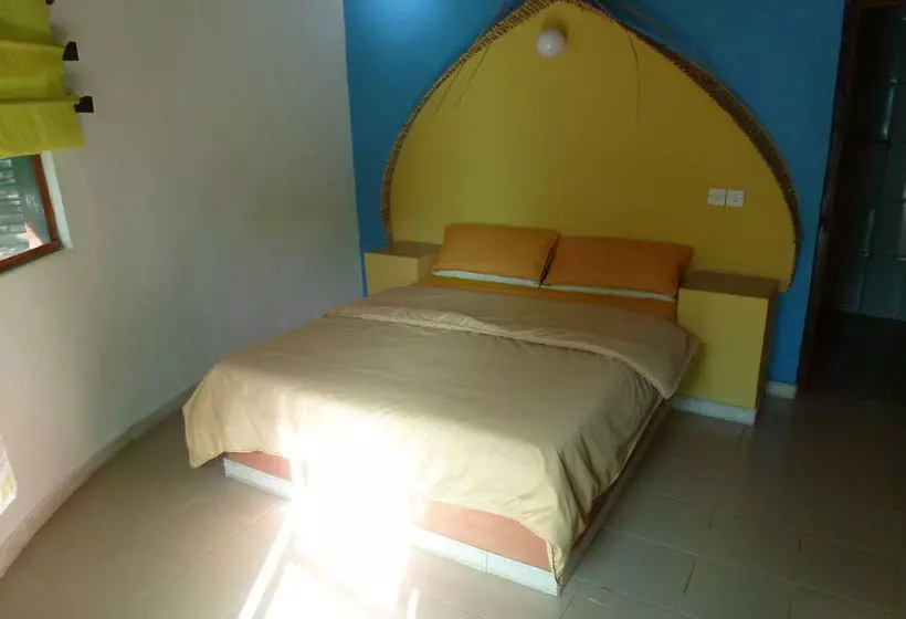 هتل Footsteps Eco Lodge