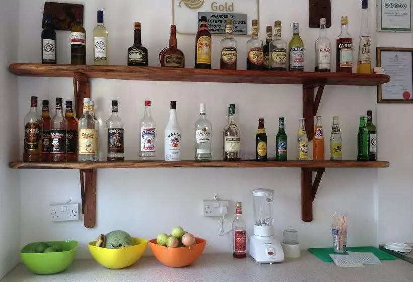 هتل Footsteps Eco Lodge