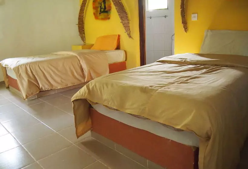 هتل Footsteps Eco Lodge