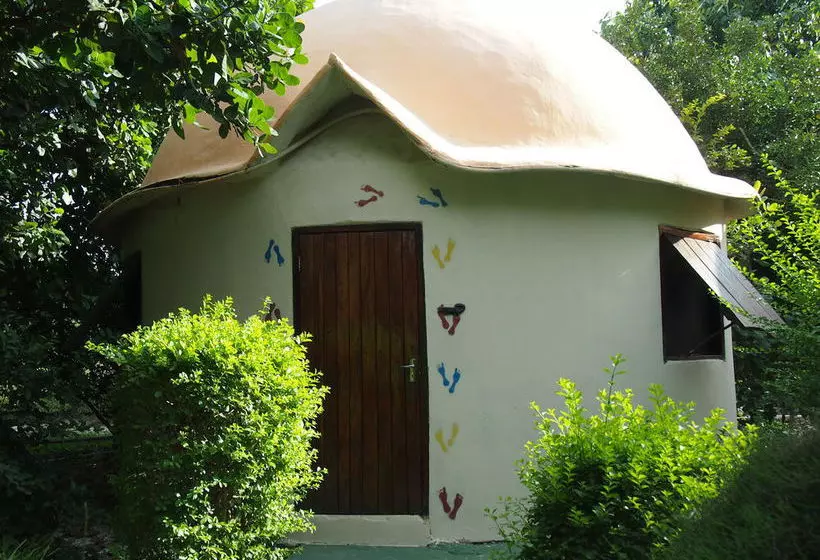 هتل Footsteps Eco Lodge