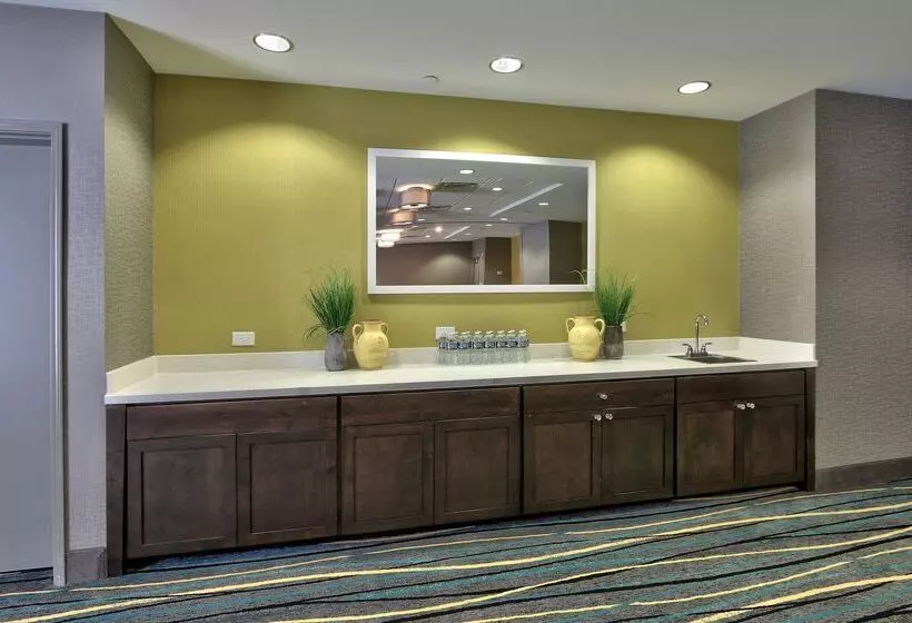 هتل Hampton Inn & Suites Albuquerque Airport
