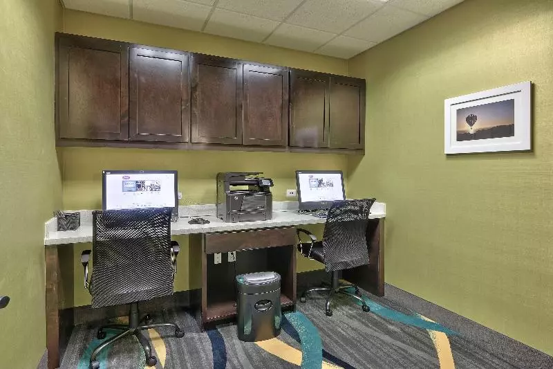 هتل Hampton Inn & Suites Albuquerque Airport