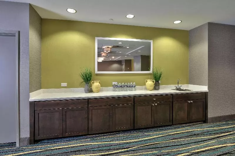 هتل Hampton Inn & Suites Albuquerque Airport