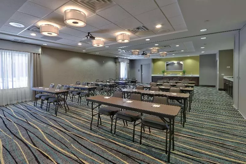 هتل Hampton Inn & Suites Albuquerque Airport
