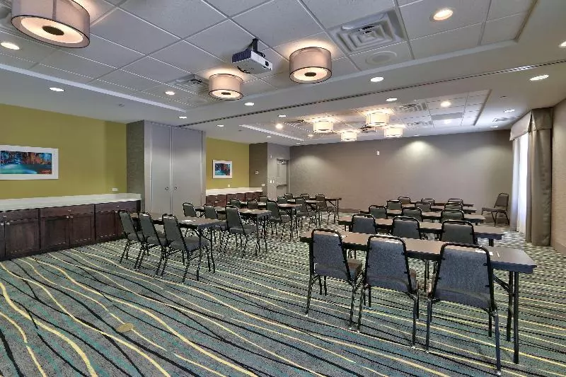 هتل Hampton Inn & Suites Albuquerque Airport