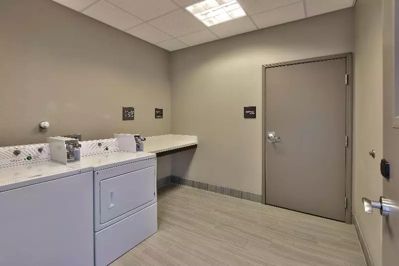 هتل Hampton Inn & Suites Albuquerque Airport