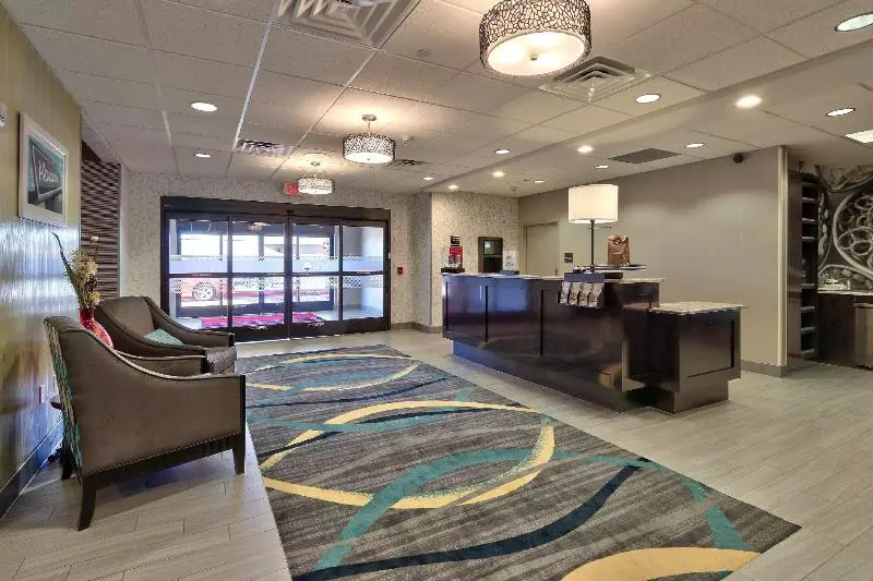هتل Hampton Inn & Suites Albuquerque Airport