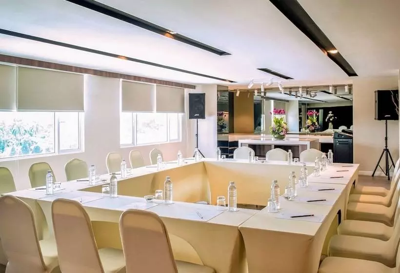 Отель Mercure Kota Kinabalu City Centre