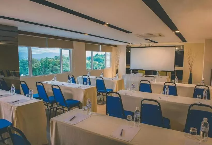 Отель Mercure Kota Kinabalu City Centre