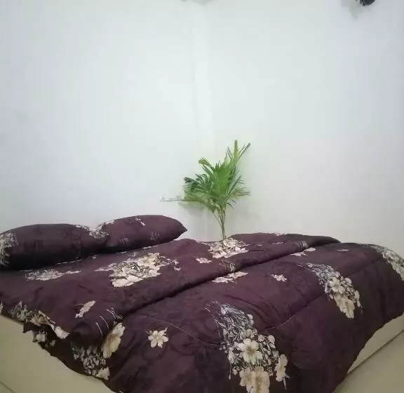 هتل The Rose Garden House, Addu City, Maldives