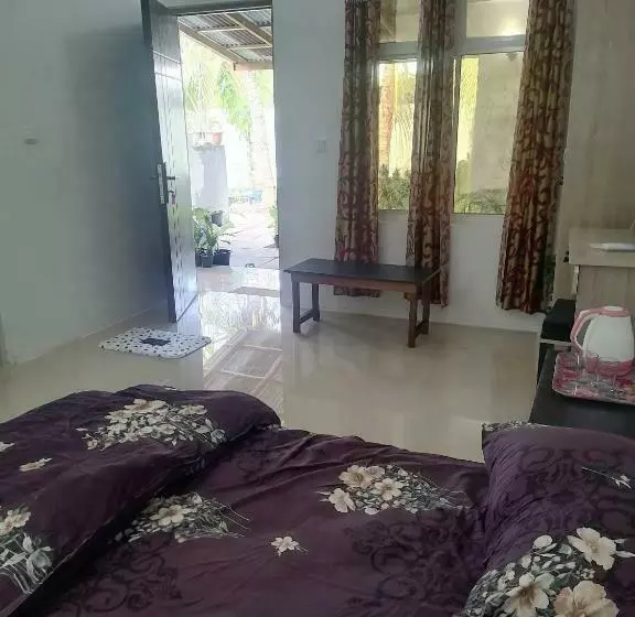هتل The Rose Garden House, Addu City, Maldives