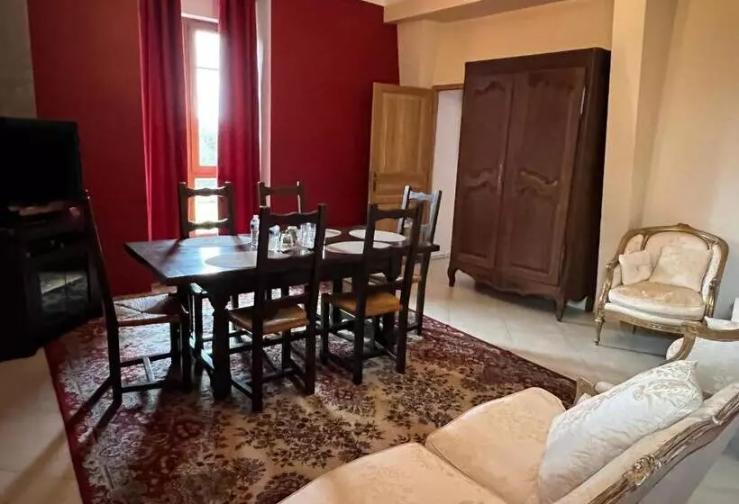 Aamiaismajoitus (B&B) Château De Crènille