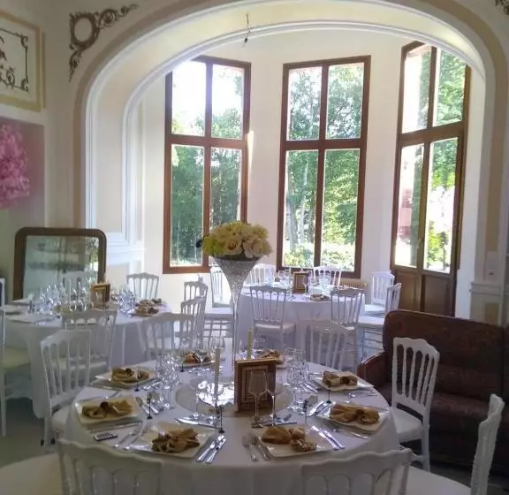 Aamiaismajoitus (B&B) Château De Crènille