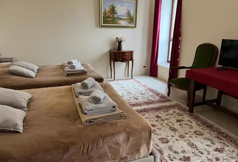 Aamiaismajoitus (B&B) Château De Crènille