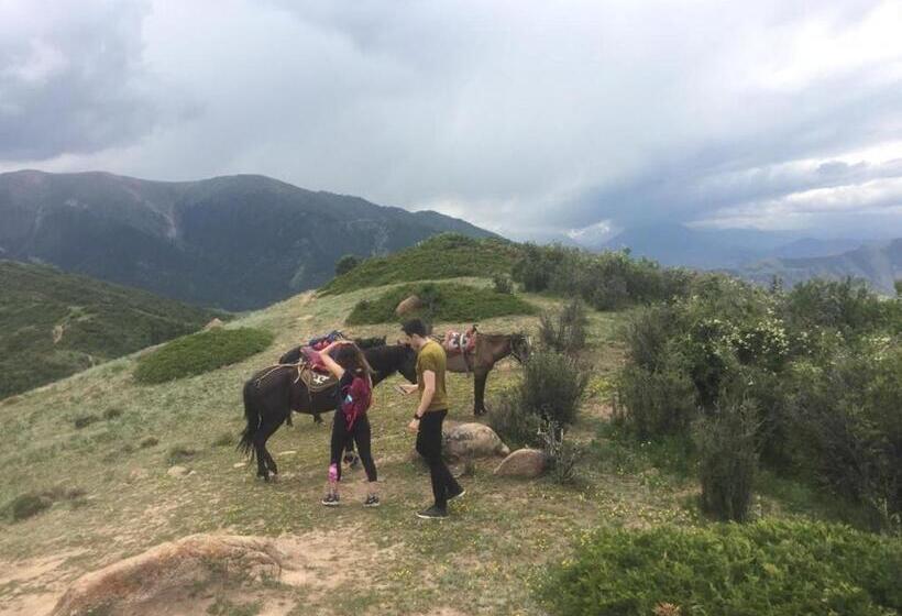 تختخواب و صبحانه Guesthouse Bermet