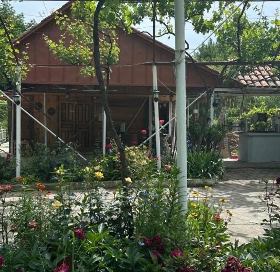 تختخواب و صبحانه Zaali S Wine Cellar